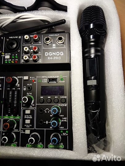 Микшер с двумя встроенными радиомикрофонами