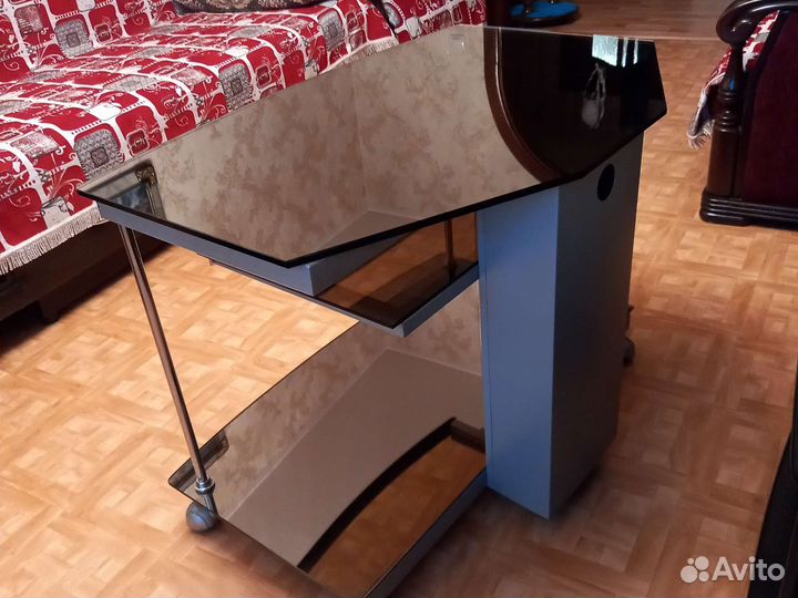 Зеркальный стол под телевизор