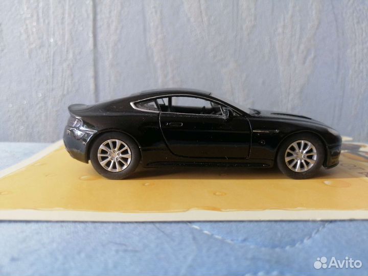 Моделька aston martin