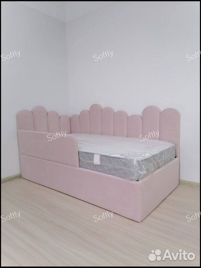 Детская кровать с мягкой спинкой