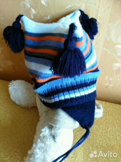 Шапка с тремя помпонами, как новая