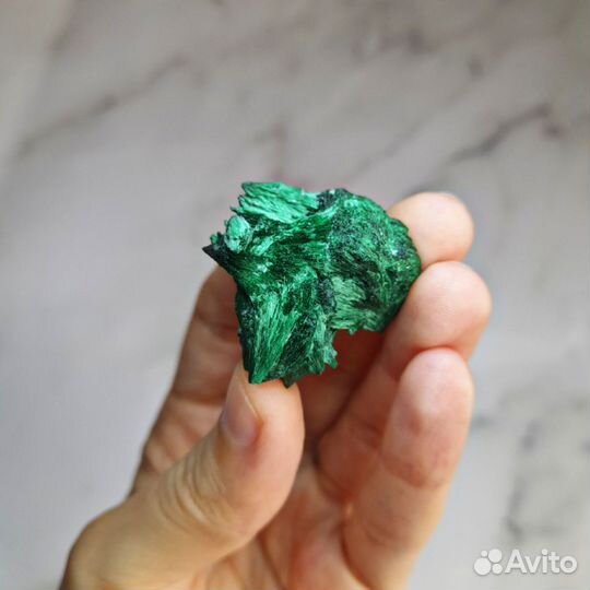 Натуральный малахит плисовый необработанный