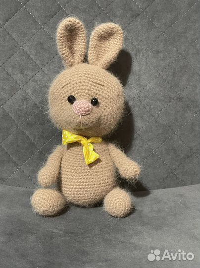 Вязаный заяц из шерсти ангоры ручной работы