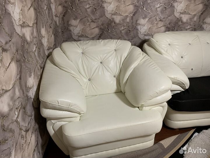 Угловой кожаный диван