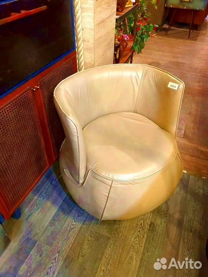 Кресло круглое из кожи