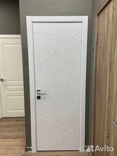 Межкомнатная дверь белая новая