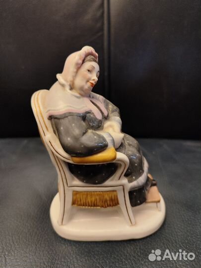 Фарфоровая статуэтка-Коробочка, 11 см. СССР, лфз