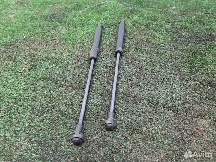 Амортизатор стекла багажника Touareg 1