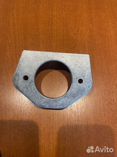 Левый кронштейн стартёра 570 XT