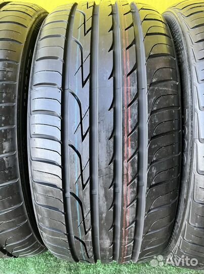 Three-A P606 235/45 R17 95V