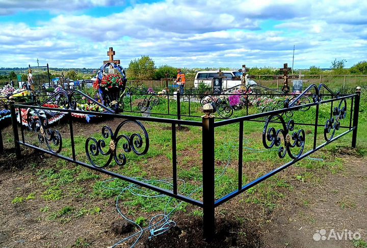 Ограды, лавочки, кресты, венки