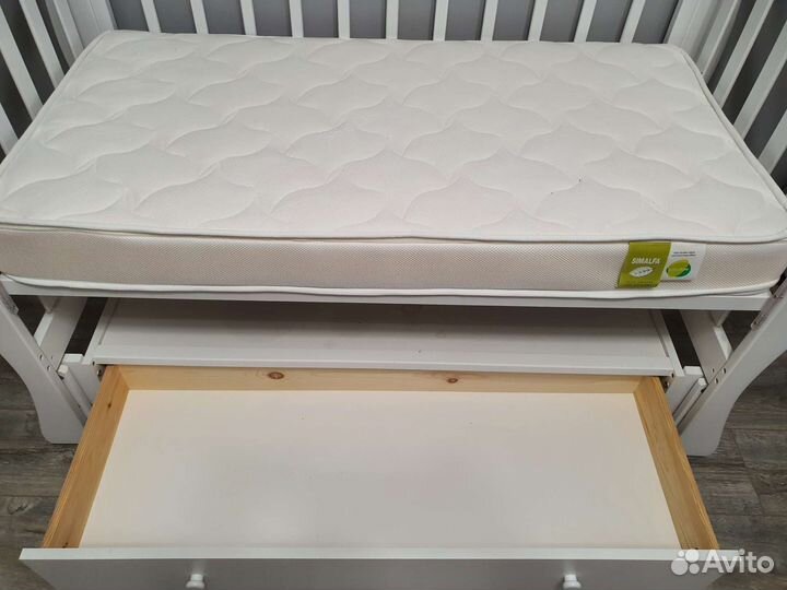 Детская кроватка с маятником и матрасом