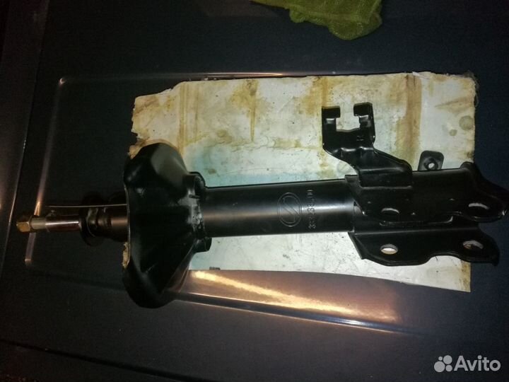 Передний правый амортизатор nissan 333238