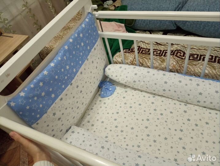 Детская кроватка с маятником