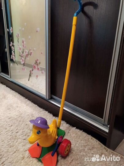 Каталка уточка с лапками