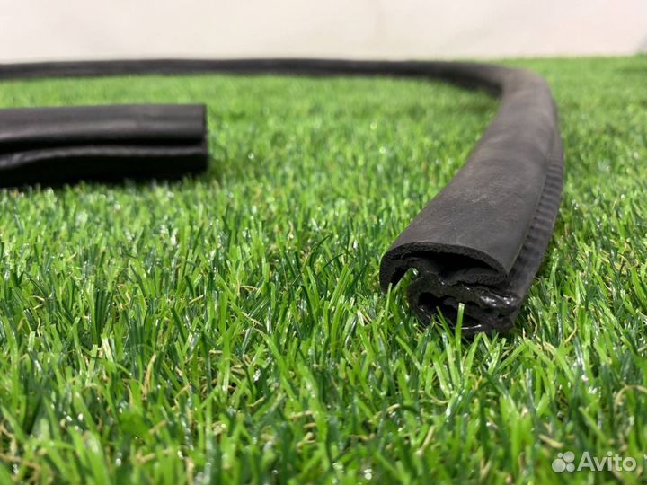 Уплотнитель дверного проема передний правый Ford