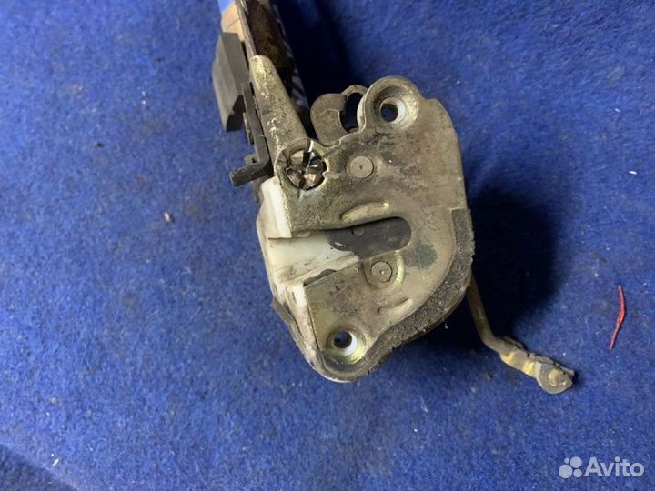 Замок боковой двери задний левый Toyota Carina