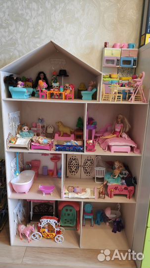 Кукольный домик с мебелью и куклами
