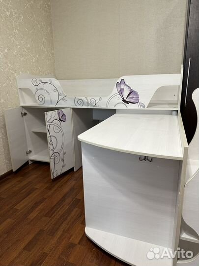 Детская кровать чердак со столом и шкафом