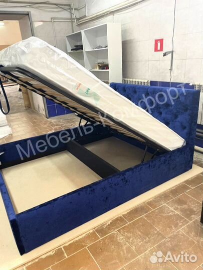 Кровать двуспальная с мягкой спинкой