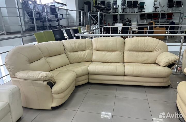 Угловой кожаный диван