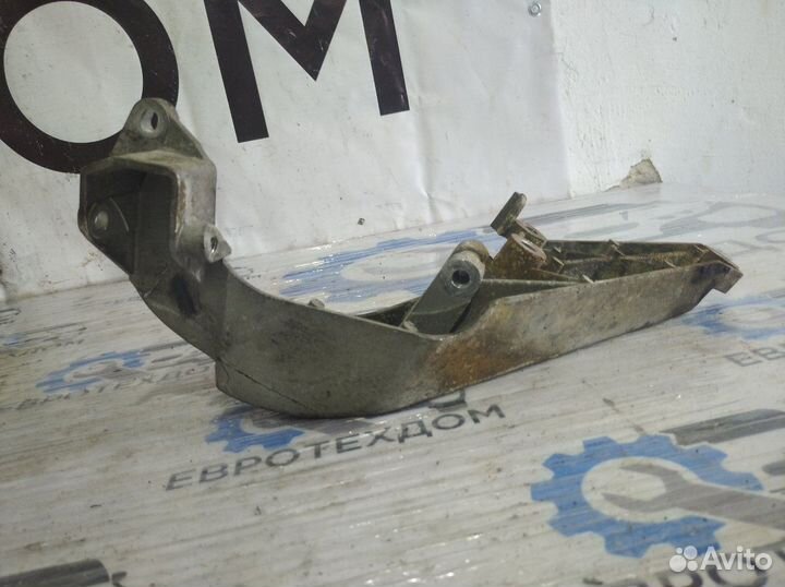 Кронштейн генератора Opel Vectra B седан X16XEL