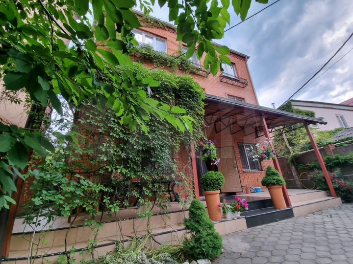 Дом 270 м² на участке 3,3 сот.