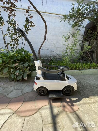 Машина каталка с ручкой