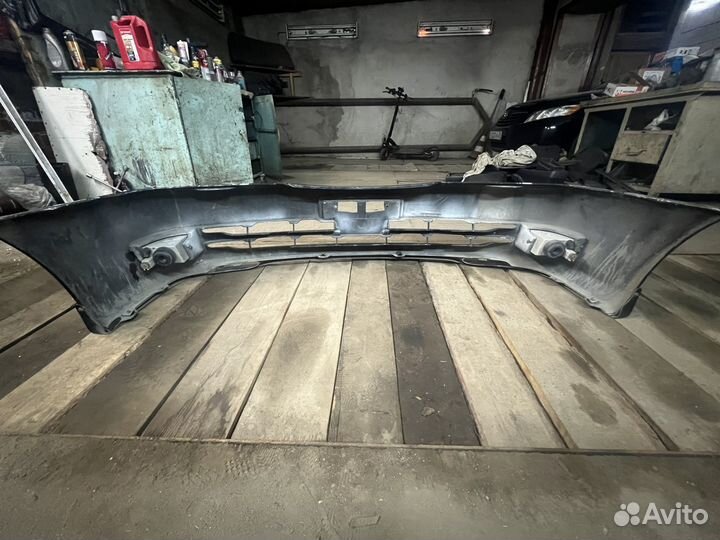 Передний бампер с губой и туманками toyota chaser