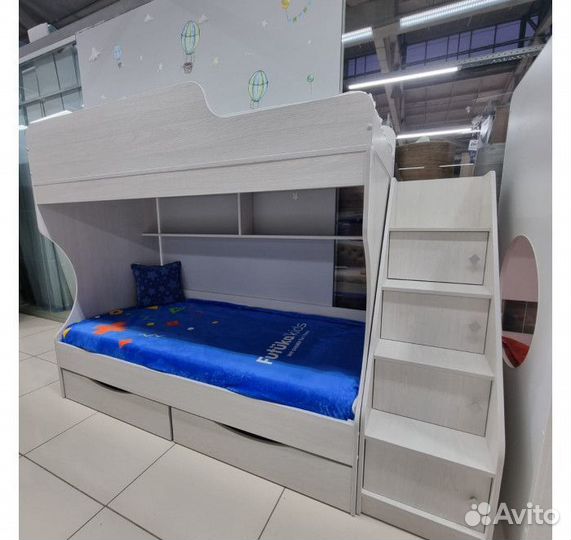 Детская двухярусная кровать