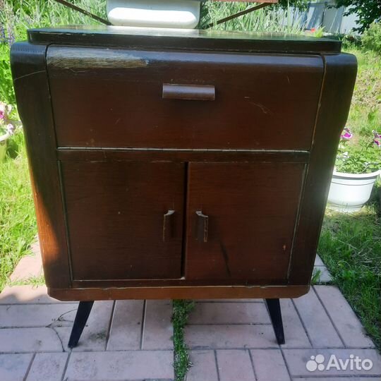 Проигрыватель винила с тумбой времен СССР