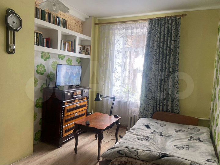 Доля в 4-к. квартире, 112,9 м², 2/4 эт.