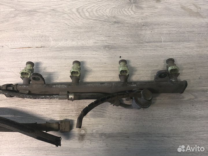 Топливная рампа с форсунками lancer 9 2.0л