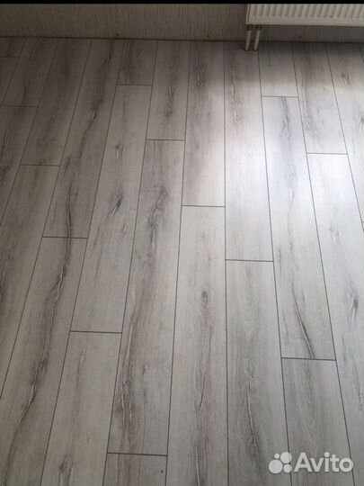 Укладка ламината, монтаж плинтуса