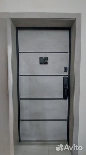 Дверь с умным замком и встроенным монитором