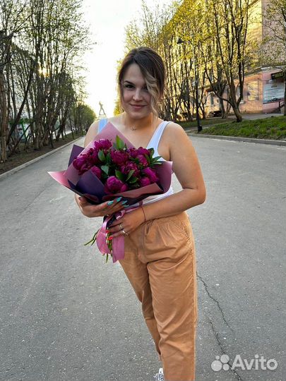 Букет из пионов в упаковке