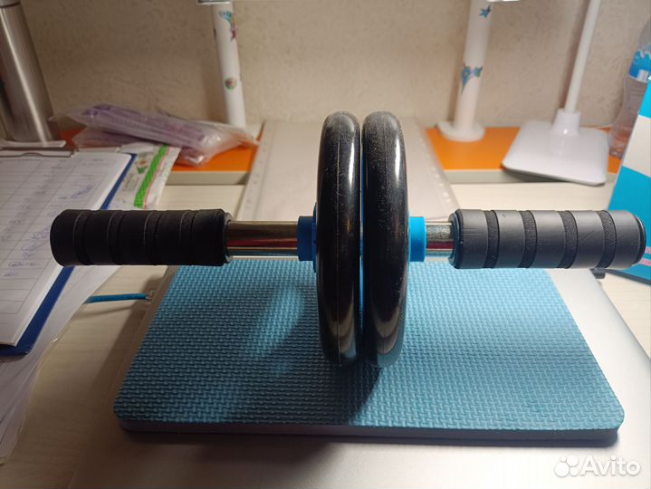 Ролик-тренажер для пресса, с мини-ковриком