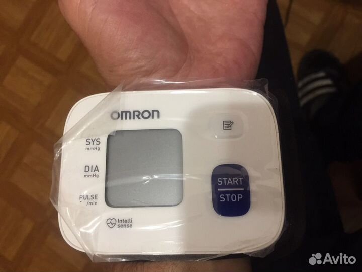 Продам тонометр на запястье omron