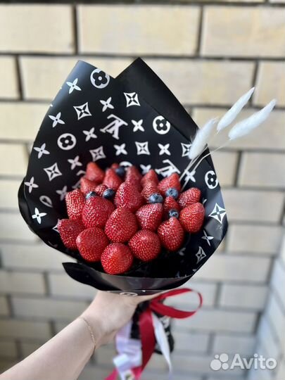 Букет на 1 сентября, из ягод, шоколада,сладостей