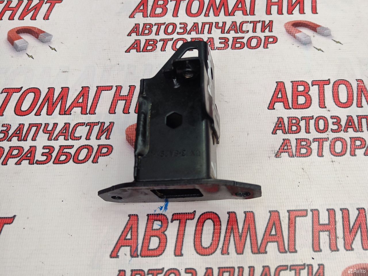 Кронштейн радиатора передний левый Ягуар Ф-пайс