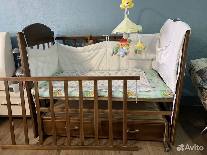 Детская кроватка с маятником и ящиком