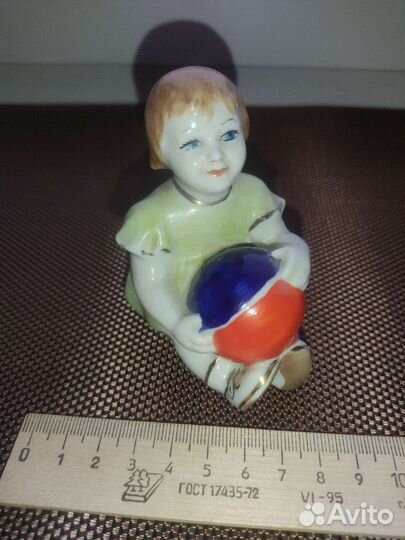 Статуэтка Девочка с мячом Старый Киев