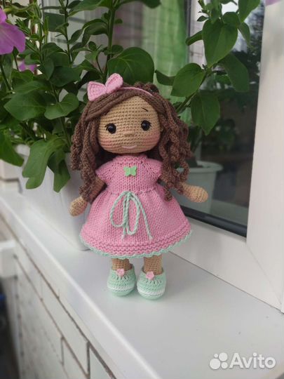 Кукла ручной работы вязаная