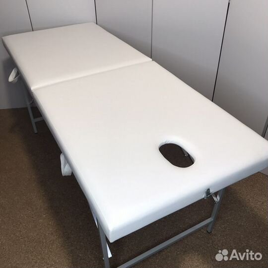 Массажный стол с отверстием для лица