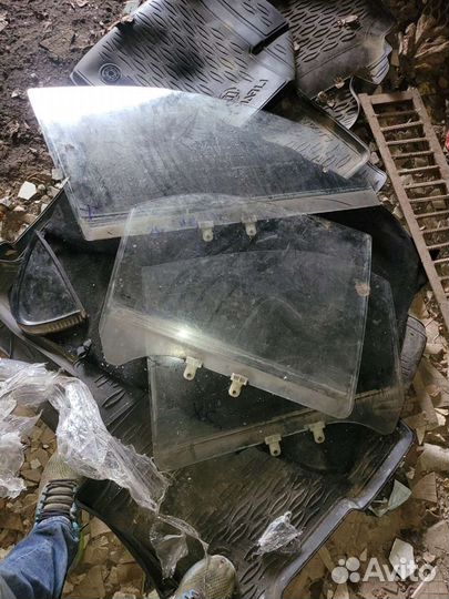 Боковое стекло на хундай солярис 2012г