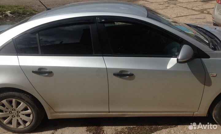 Дефлектор двери Chevrolet Cruze седан с 2009