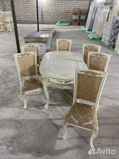 Стол со стульями