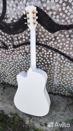 Гитара белая