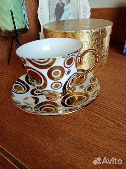 Бокал с блюдцем