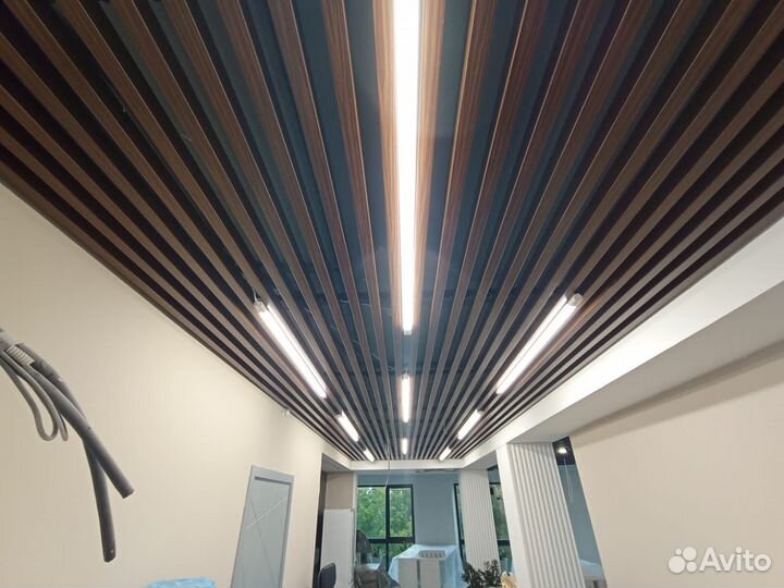 Потолок реечный кубообразный 40х50 под дерево